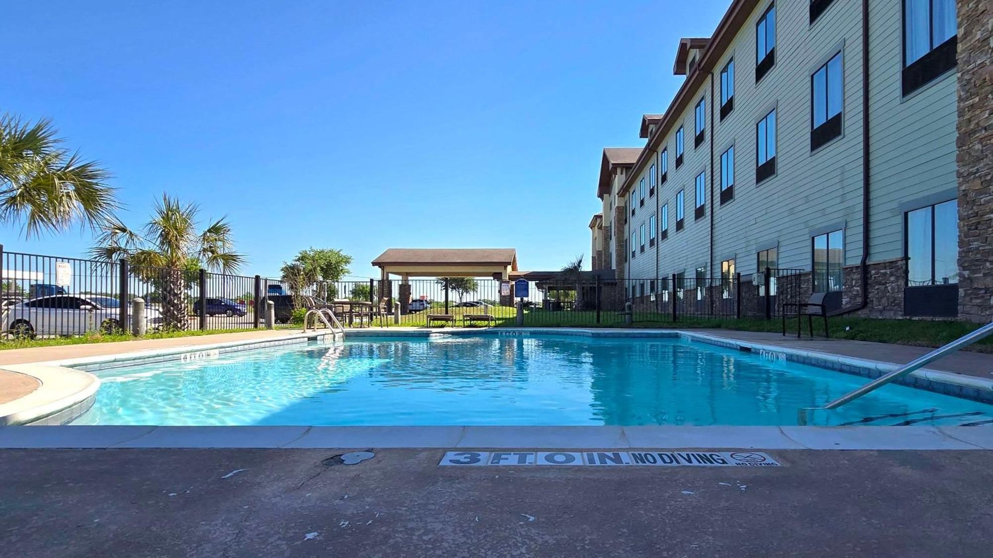Comfort Inn & Suites Beeville Bagian luar foto
